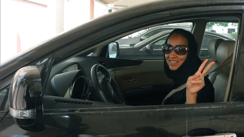 شاهد.. أبرز محاولات السعوديات للحصول على حق قيادة السيارات منذ 1990