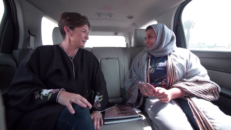 جولة بسيارة سيدة الأعمال السعودية خلود عطار: انتظر القيادة بفارغ الصبر
