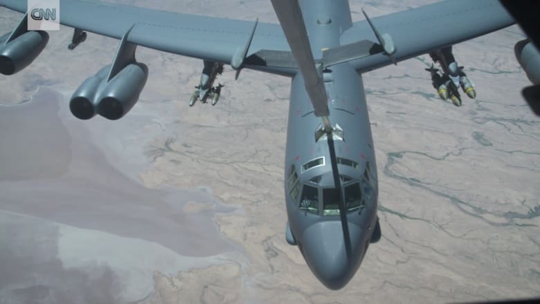 شاهد كيف تتزود طائرة B-52 بالوقود في السماء