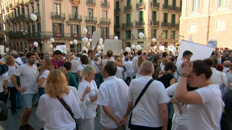 مظاهرات بالأبيض في مدريد وبرشلونة تدعو للحوار حول كتالونيا