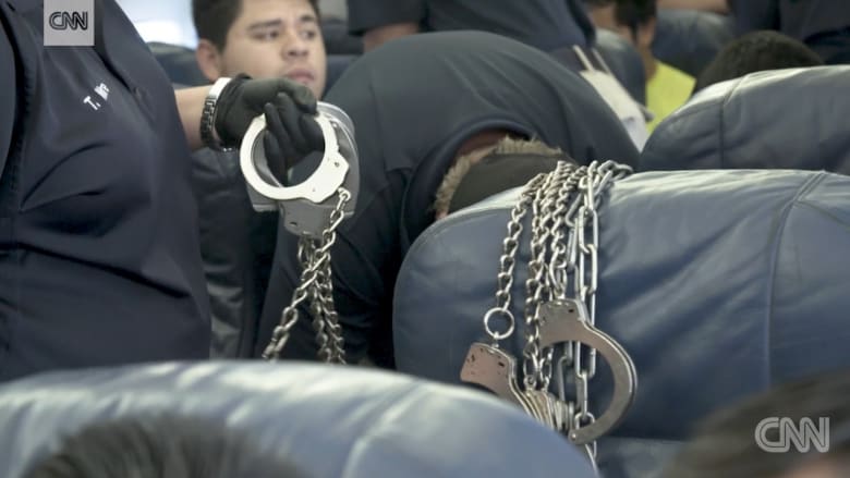 نظرة نادرة داخل رحلة لطائرة ترحيل المهاجرين من أمريكا