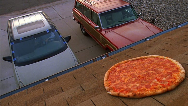 مهووسون يلقون بيتزا فوق منزل صور فيه مسلسل شهير!