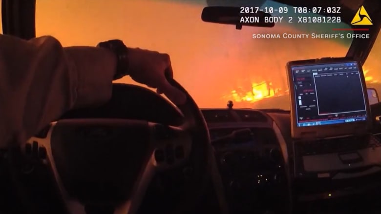 فيديو درامي من كاميرا على بزة شرطي لعملية إنقاذ وسط حرائق ضخمة