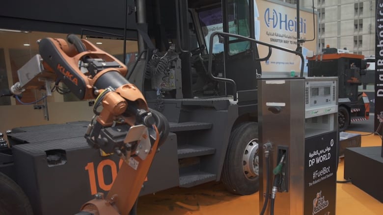 شاحنات ذاتية القيادة ومحطات تعبئة وقود روبوتية في دبي