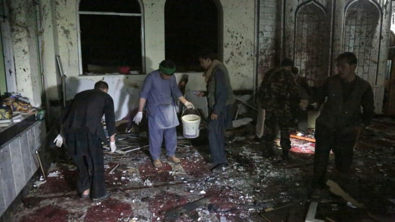 شاهد.. عشرات القتلى في هجومين على مسجدين بأفغانستان