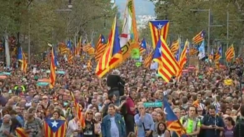 شاهد.. نصف مليون متظاهر في برشلونة بعد قرارات الحكومة الإسبانية ضد قادة كتالونيا