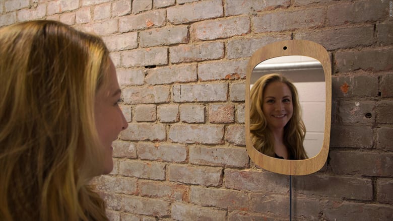 هذه المرآة لن تريك وجهك دون ابتسامة
