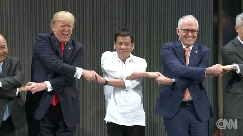 ترامب يصافح زعماء وقادة بقمة آسيان