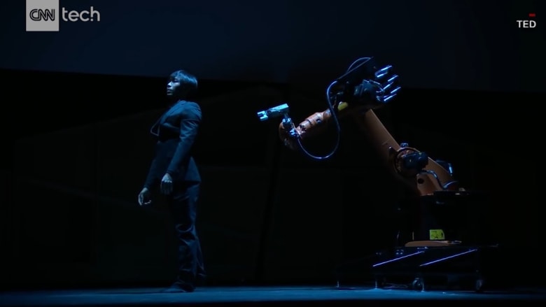 مهندس يراقص روبوتا قام ببرمجته