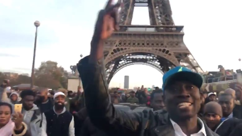 مظاهرات أمام السفارة الليبية في باريس بعد فيلم CNN