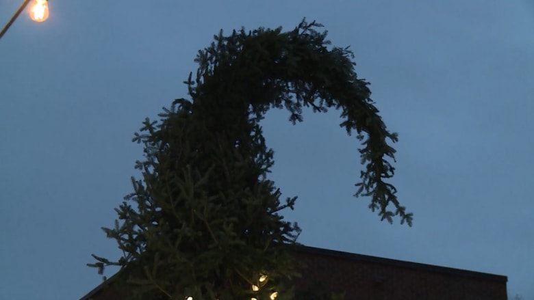شجرة كريسماس “قبيحة” تزين مدينة مونتريال.. شاهد ردود الفعل