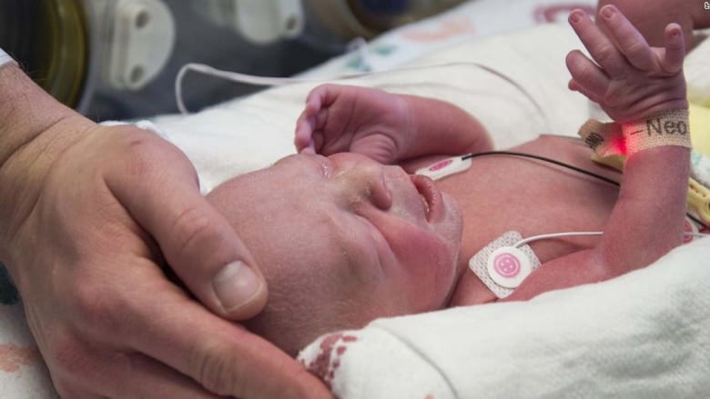 أول طفل يولد بعد زراعة رحم في أمريكا