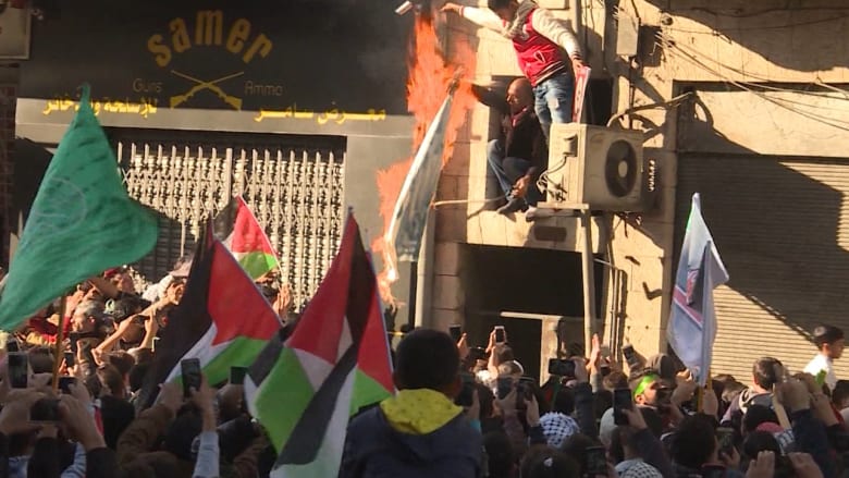 إحراق أعلام وتحطيم صور لترامب في تظاهرات الأردن