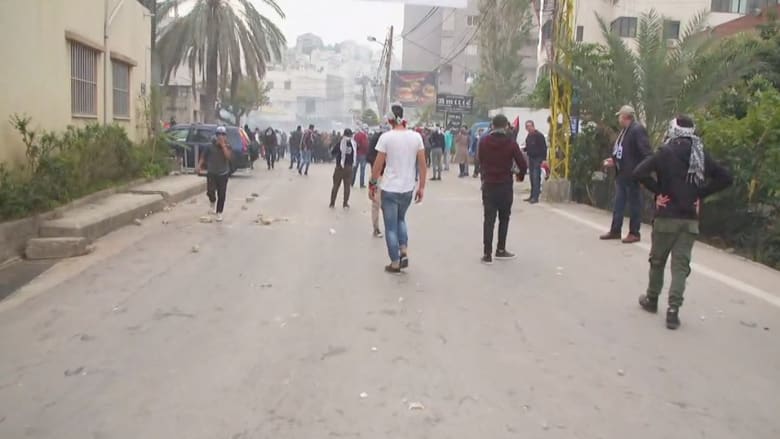 شاهد.. اشتباكات بين متظاهرين وقوات الأمن قرب السفارة الأمريكية بلبنان