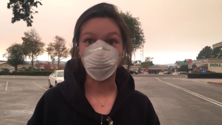 شاهد.. عائلات تبحث عن أقنعة واقية من الدخان بسبب حرائق كاليفورنيا