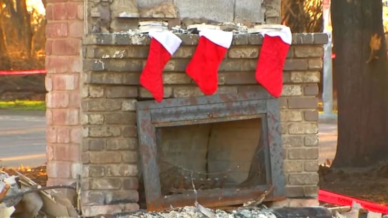 شاهد.. بهجة عيد الميلاد بين أنقاض المنازل المدمرة بكاليفورنيا