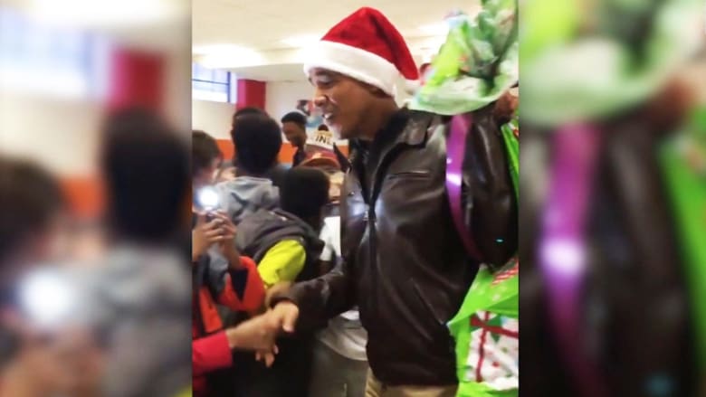 "أوباما نويل" يفاجئ الأطفال ويوزع هدايا الكريسماس
