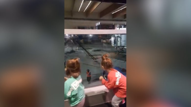 منافسة في الرقص بين طفلتين وموظف بالمطار
