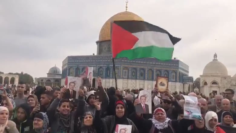 شاهد.. آلاف الفلسطينيين يتظاهرون في القدس