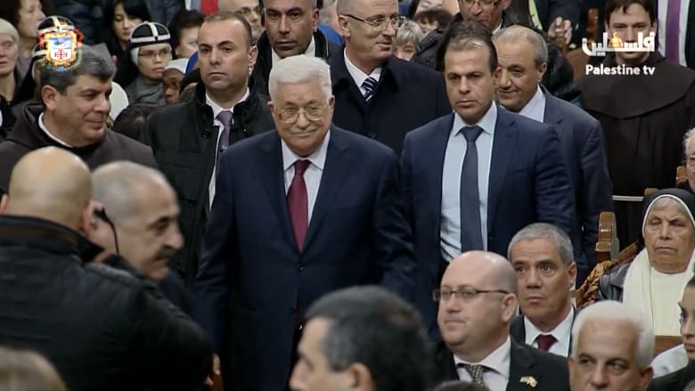 شاهد.. عباس يشارك بقداس منتصف الليل في بيت لحم