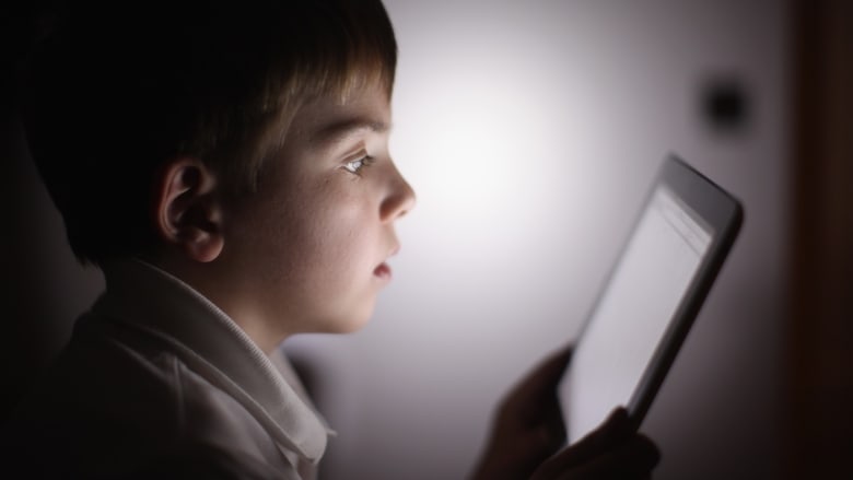 ما هو الوقت المسموح فيه للأطفال بالنظر إلى شاشات الأجهزة المحمولة؟
