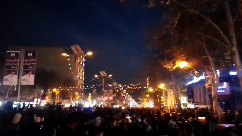 شاهد.. إيرانيون يهتفون “لا نريد جمهورية إسلامية”