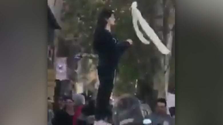 إيرانية تتظاهر دون حجاب تتحول إلى رمز لحركة "الأربعاء الأبيض"