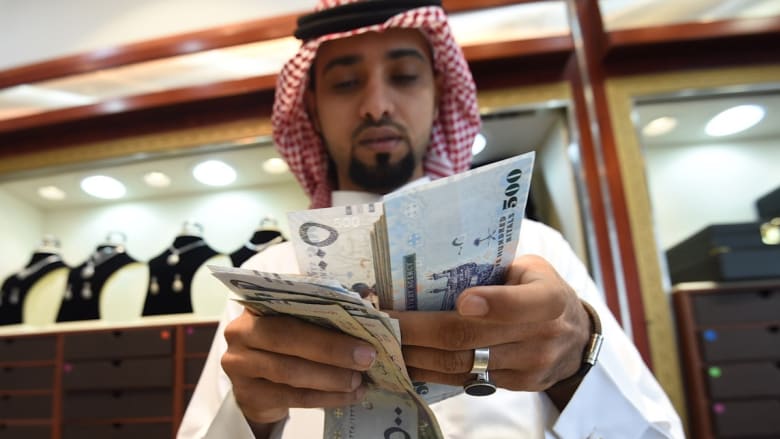 السعودية والإمارات تطبقان ضريبة “القيمة المضافة".. وارتفاع أسعار الوقود بالمملكة
