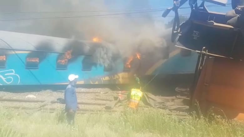 شاهد.. 18 قتيلاً و254 مصاباً إثر اصطدام قطار بشاحنة في جنوب أفريقيا