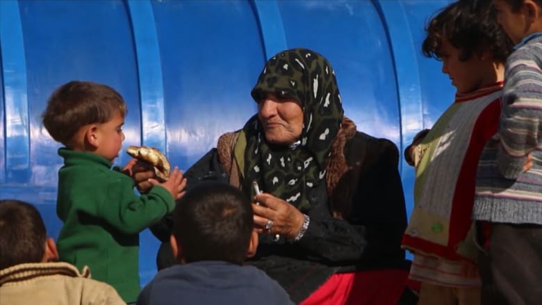 بأسبوع واحد.. هروب 100 ألف سوري إلى الحدود التركية