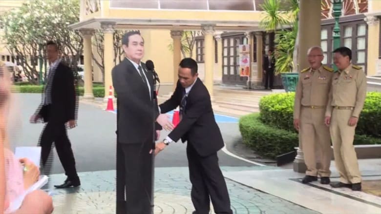 رئيس وزراء تايلاند يطلب من صحفيين طرح أسئلة على “تمثال” له