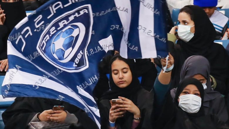 لأول مرة.. ملاعب كرة القدم السعودية تملؤها النساء
