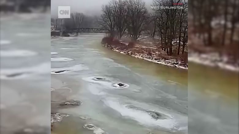 بالفاصل الزمني.. جليد يتسبب في فيضان نهر بأمريكا خلال ساعات