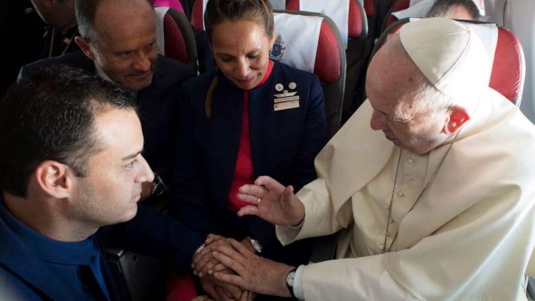 شاهد.. البابا فرنسيس يزوج مضيفَين بطائرته البابوية!