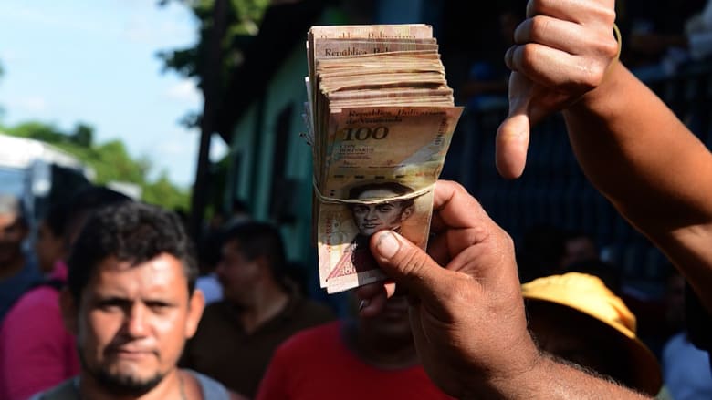 تضخم 4000 بالمائة وعملة فقدت 98 بالمائة من قيمتها بعام.. اقتصاد فنزويلا على حافة الانهيار
