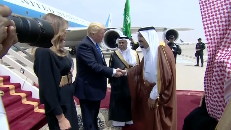 الرياض كانت قبلته الخارجية الأولى.. كيف يرى السعوديون ترامب بعد عام بالرئاسة؟