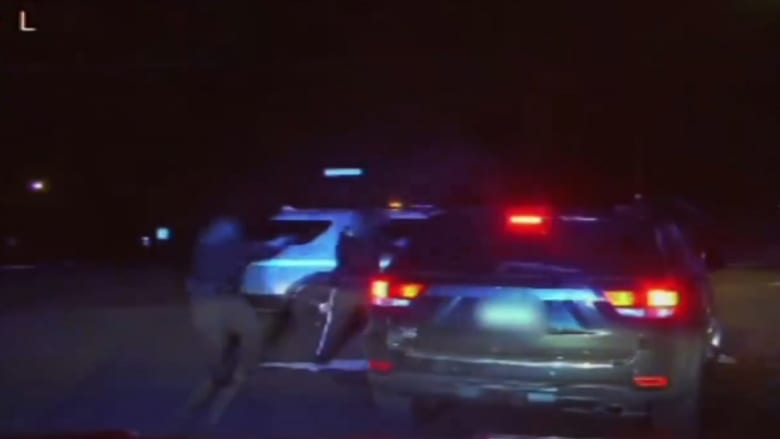 شاهد.. عنصران بالشرطة الأمريكية يقتلان سائق سيارة بعد حادث بسيط
