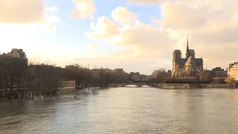شاهد.. فيضانات في باريس بسبب ارتفاع منسوب نهر السين