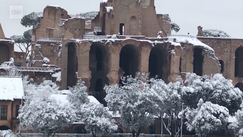معارك تندلع بكرات الثلج في روما
