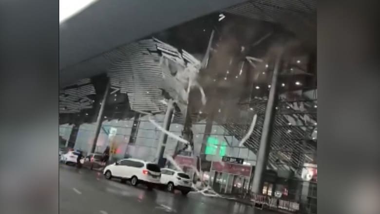 شاهد.. انهيار جزء من سقف مطار دولي في الصين