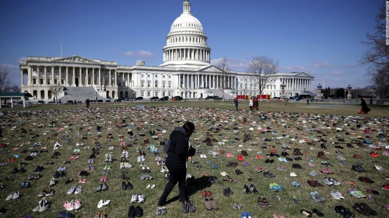 احتجاج بـ7 آلاف حذاء أمام الكونغرس الأمريكي 