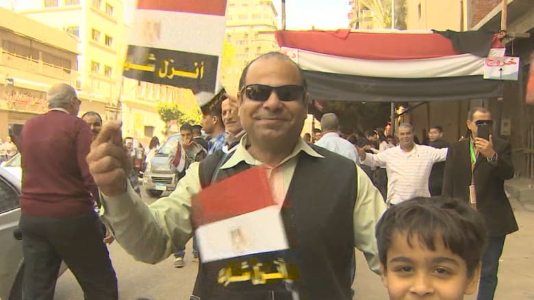 شاهد.. “احتفالات وأغاني” عند محطات التصويت للرئاسة في مصر