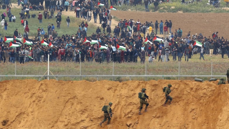 مقتل 17 فلسطينيا وإصابة 1400 قرب السياج الأمني بغزة