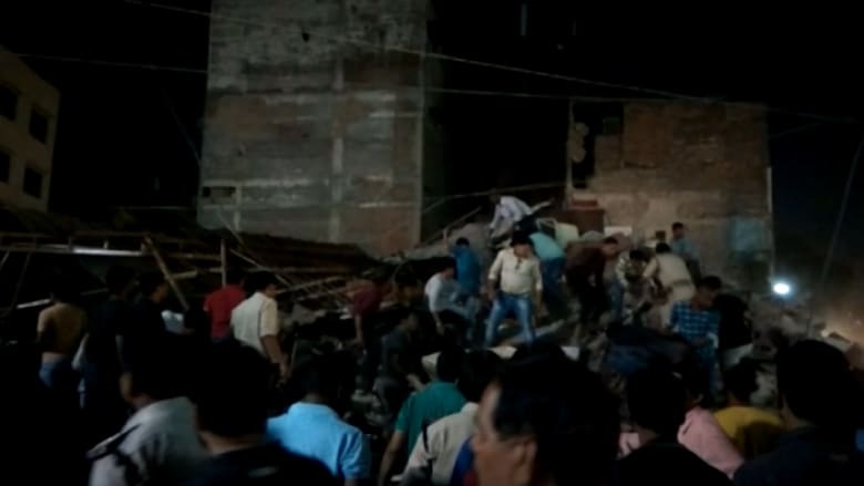 شاهد.. انهيار مبنى بالهند يودي بحياة 10 على الأقل