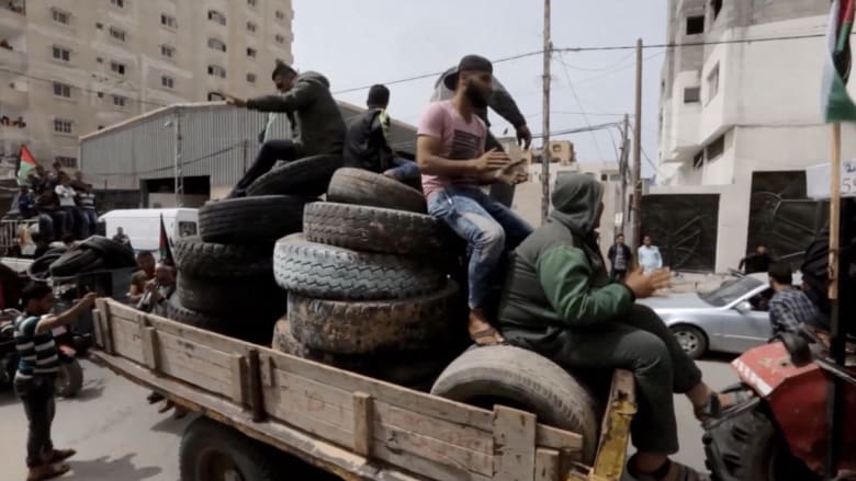 شاهد.. فلسطينيون ينقلون إطارات السيارات لحرقها قرب حدود غزة