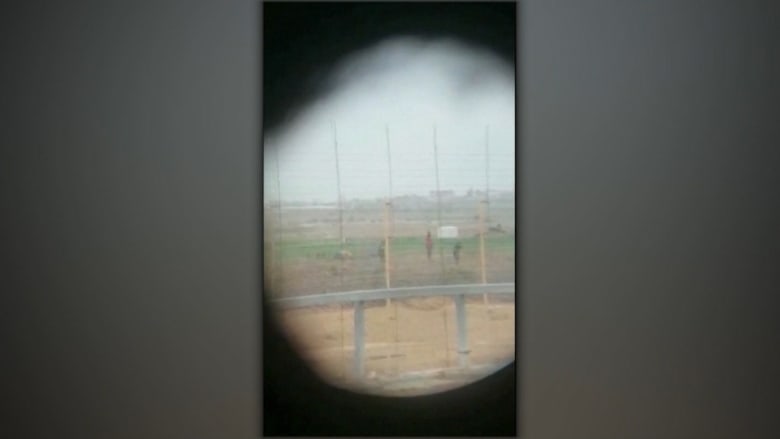 قناصة إسرائيليون يستهدفون فلسطينيين عزّل.. وليبرمان يشيد
