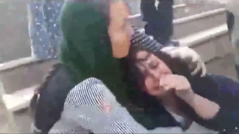 شاهد.. غضب في إيران بعد اعتداء "شرطة الأخلاق" على سيدة