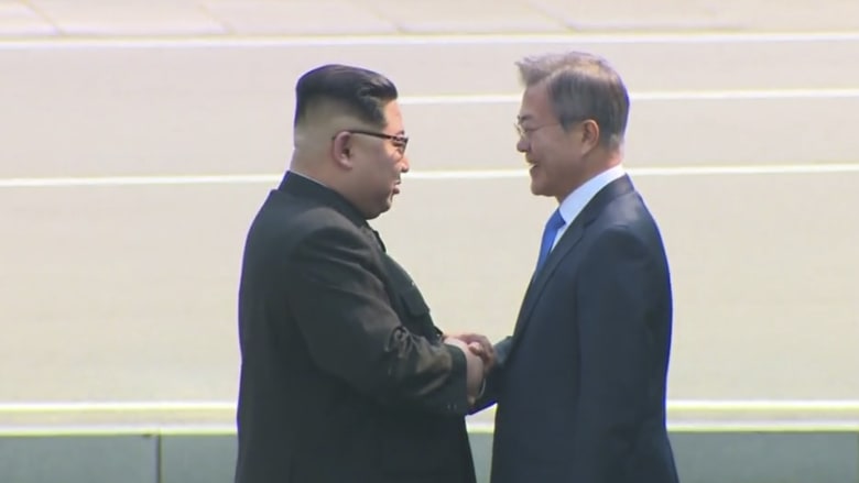 شاهد.. لحظة لقاء كيم جونغ أون برئيس كوريا الجنوبية