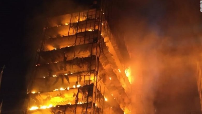 شاهد.. لحظة انهيار مبنى التهمته النيران بالبرازيل