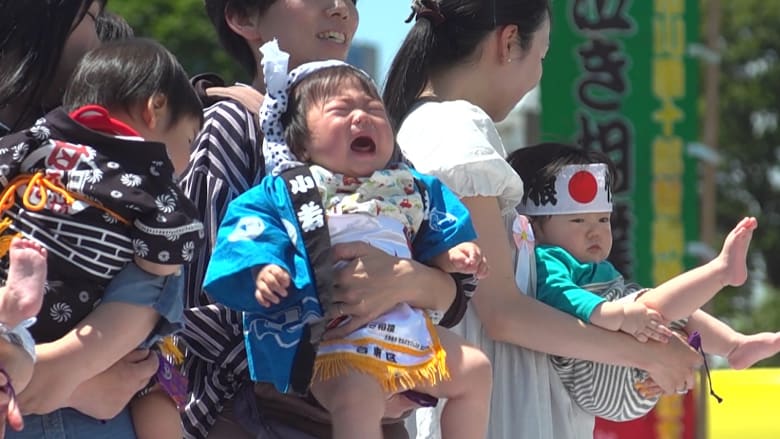 تعرف إلى مهرجان السومو الياباني.. لبكاء الأطفال